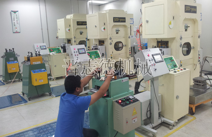 整平機、送料機檢修中