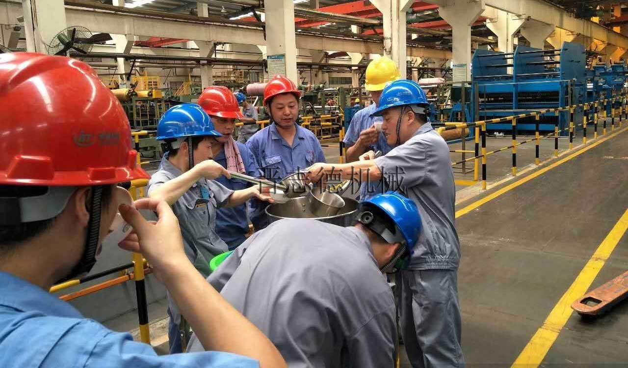 送料機(jī)廠發(fā)放降暑物品,送料機(jī)廠發(fā)放降溫物品